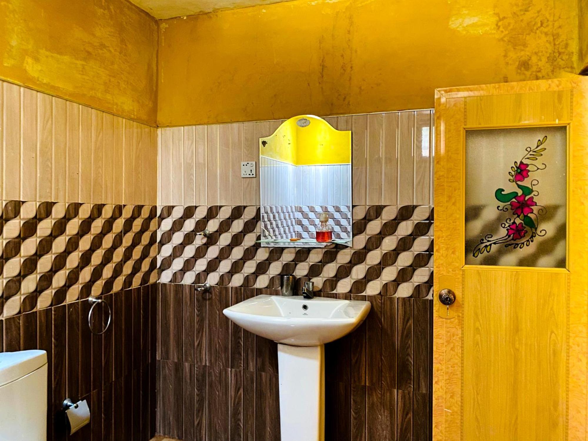 Omi Relax Inn Ella Bagian luar foto